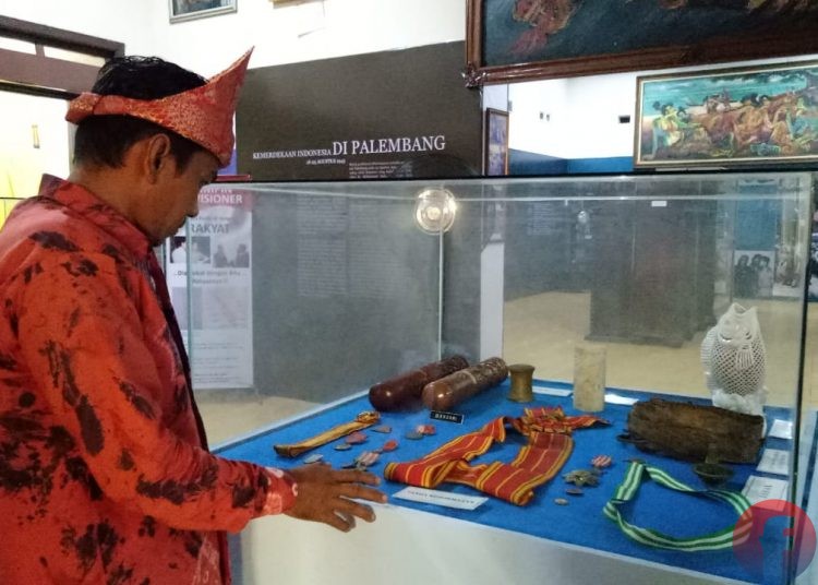 Seorang pengunjung melihat koleksi barang dr AK Gani semasa hidup di Museum AK Gani yang diresmikan hari ini Rabu 25 November 2020. (fornews.co/yulia savitri)