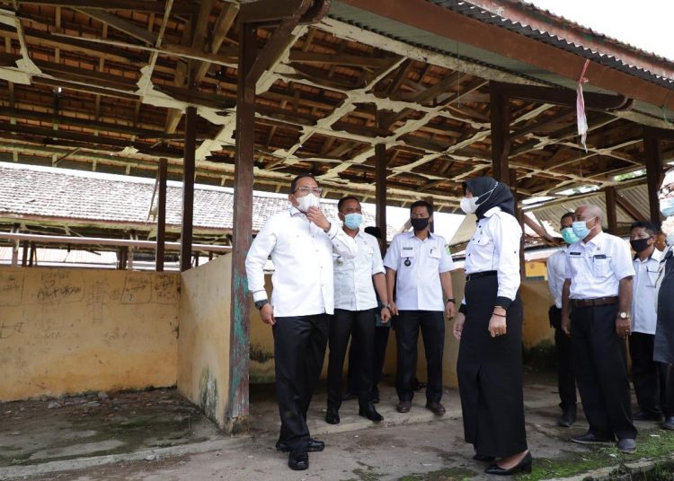 Bupati Muba Dodi Reza Alex saat meninjau langsung kondisi pasar tradisional di Kelurahan Ngulak I, Kecamatan Sanga Desa, Kamis (26/11). (fornews.co/humas pemkab muba)