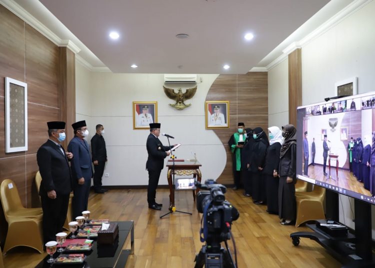 Bupati Muba Dodi Reza Alex saat melantik pejabat di tiga RSUD yang ada di Muba secara virtual dari ruang rapat Bupati Muba, Jumat (27/11). (fornews.co/humas pemkab muba)