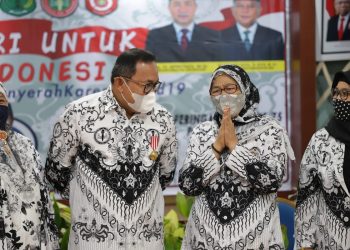 Bupati Muba Dodi Reza Alex berbincang dengan guru pada peringatan Hari Guru Nasional dan HUT ke-75 Persatuan Guru Republik Indonesia (PGRI) Tahun 2020 di Auditorium Pemkab Muba, Jumat (27/11). (fornews.co/humas pemkab muba)