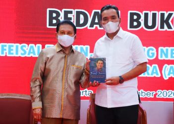 Wakil Bupati Muba Beni Hernedi berfoto bersama Menteri Pendayagunaan Aparatur Negara pada Kabinet Gotong Royong Muhammad Feisal Tamin usai bedah buku di Arboretum Ir Lukito Daryadi, Kementerian LHK, Gedung Manggala Wanabakti, Jakarta, Jumat (27/11). (fornews.co/humas pemkab muba)