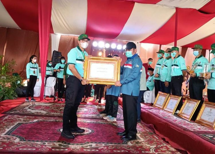 Kepala Dinas Lingkungan Hidup Muba Andi Wijaya Busro saat mewakili Bupati Muba menerima penghargaan dari Gubernur Sumsel Herman Deru pada Peringatan Hari Lingkungan Hidup Sedunia 2020 Provinsi Sumsel dan Hari Menanam Pohon Indonesia 2020 di Desa Perjaya, Martapura, Kabupaten OKU Timur, Sabtu (28/11). (fornews.co/humas pemkab muba)