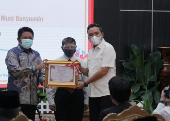 Wakil Bupati Muba Beni Hernedi menerima penghargaan Desa Prospektif Good Government untuk Desa Bukit Jaya, Kecamatan Sungai Lilin, yang diserahkan Gubernur Sumsel Herman Deru di Griya Agung Palembang, Senin (30/11). (fornews.co/humas pemkab muba)