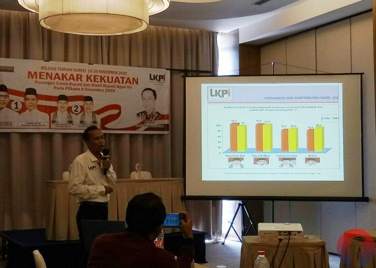 Direktur Eksekutif LKPI, Arianto memaparkan hasil survei LKPI untuk Pilkada Kabupaten Ogan Ilir di Hotel Santika Palembang, Senin (30/11). (fornews.co/yulia savitri)