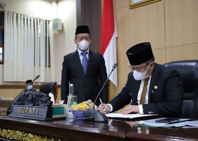 Bupati Muba Dodi Reza Alex saat menandatangani persetujuan bersama Pimpinan DPRD Muba mengenai Raperda menjadi Perda Kabupaten Muba, pada Rapat Paripurna, Senin (30/11). (fornews.co/humas pemkab muba)