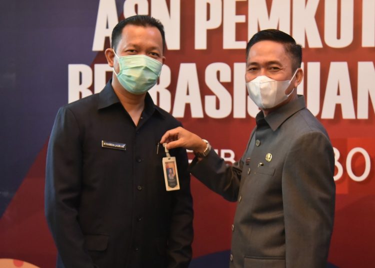 Sekda Palembang Ratu Dewa menunjukkan ID Card seorang pegawai Pemkot Palembang yang sudah menggunakan uang elektronik usai diresmikan, Senin (30/11). (fornews.co/bakohumas palembang)