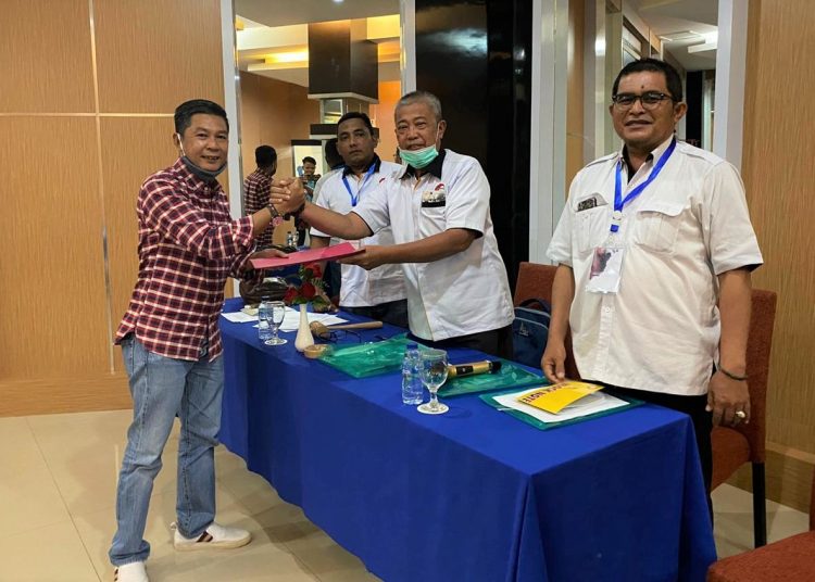 Muhammad Asrul Indrawan menerima surat keputusan sebagai Ketua Umum Wushu Sumsel terpilih periode 2020-2024 dari pimpinan sidang Musprov Wushu Sumsel di Ballroom Hotel Swarna Dwipa Palembang, Sabtu (28/11). (fornews.co/ist) 