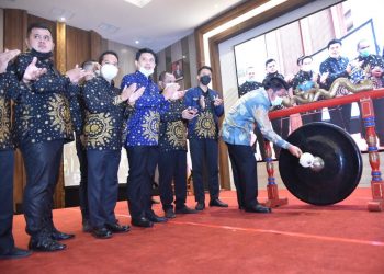 Gubernur Sumatra Selatan Herman Deru memukul gong menandai pembukaan Musdalub HIPMI Sumsel di Excelton Hotel Palembang, Sabtu (21/11). (fornews.co/humas provinsi sumsel)