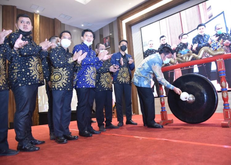 Gubernur Sumatra Selatan Herman Deru memukul gong menandai pembukaan Musdalub HIPMI Sumsel di Excelton Hotel Palembang, Sabtu (21/11). (fornews.co/humas provinsi sumsel)