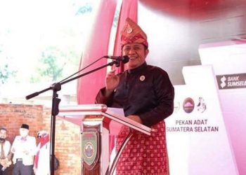 Gubernur Sumsel Herman deru saat memberikan sambutan pada pembukaan Pekan Adat Sumsel tahun 2020 di halaman Taman Bukit Siguntang, Kamis (12/11). (fornews.co/humas provinsi sumsel)