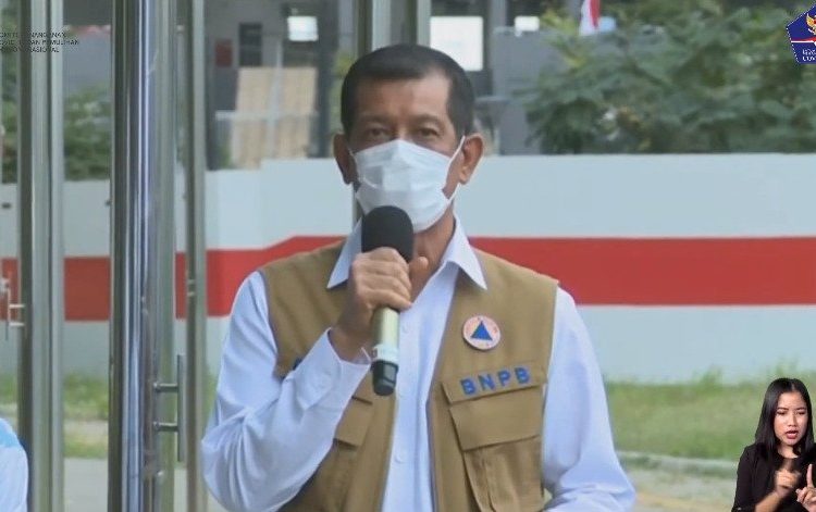 Ketua Satgas Penanganan COVID-19 Doni Monardo saat memberikan keterangan pada Konferensi Pers di halaman RS Darurat COVID-19 Wisma Atlet Kemayoran, Jakarta, Minggu (15/11). (fornews.co/ss youtube/bnpb)