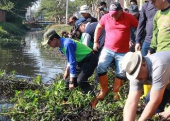 Wali Kota Palembang Harnojoyo saat melakukan gotong royong beberapa waktu lalu. (fornews.co/instagram/harnojoyo)