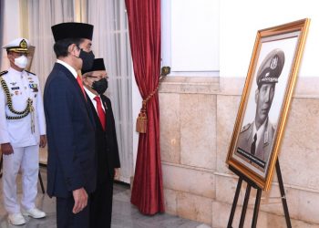 Presiden RI Joko Widodo dan Wapres Ma'ruf Amin memandangi foto Kapolri pertama almarhum Jenderal Polisi (Purn) Raden Said Soekanto Tjokrodiatmodjo yang dianugerahi gelar pahlawan nasional pada peringatan Hari Pahlawan, Selasa (10/11). (fornews.co/bpmi setpres/lukas)