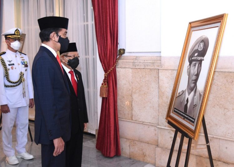 Presiden RI Joko Widodo dan Wapres Ma'ruf Amin memandangi foto Kapolri pertama almarhum Jenderal Polisi (Purn) Raden Said Soekanto Tjokrodiatmodjo yang dianugerahi gelar pahlawan nasional pada peringatan Hari Pahlawan, Selasa (10/11). (fornews.co/bpmi setpres/lukas)