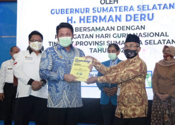 Gubernur Sumsel Herman Deru saat launching 1.000 Judul Buku hasil karya penulis dan guru yang ada di Sumsel yang diselenggarakan  di Aula Serbaguna SMK Negeri 2 Palembang, Rabu (2/12). (fornews.co/humas provinsi sumsel)