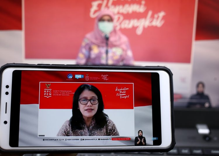 Juru Bicara Vaksinasi Covid-19 dari BPOM Dr. dra. Lucia Rizka Andalusia, M.Pharm, Apt, bersama Dr. Siti Nadia Tarmizi, M.Epid, Juru Bicara Vaksinasi COVID-19 dari Kementerian Kesehatan memberikan Keterangan pers mengenai perkembangan penyiapan vaksin COVID-19 di Jakarta, Jumat 18 Desember 2020. DOK. KPCPEN