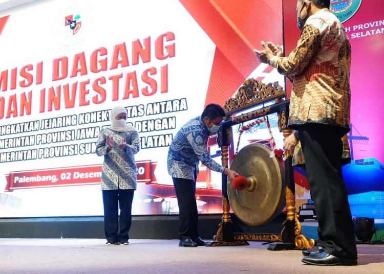 Gubernur Sumsel Herman Deru disaksikan Gubernur Jawa Timur Khofifah Indar Parawansa memukul gong menandai dibukanya acara Misi Dagang dan Investasi Perdagangan Jawa Timur dan Sumatra Selatan di Hotel Wyndham OPI Jakabaring, Rabu (2/12). (fornews.co/humas provinsi sumsel)