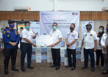 Asisten III Setda Palembang Agus Kelana menerima secara simbolis bantuan masker dari PT KAI Divre III Palembang yang diserahkan Deputi EVP PT KAI Divre III Palembang M Arifudin di Stasiun Kertapati, Rabu (23/12). (fornews.co/bakohumas palembang) 