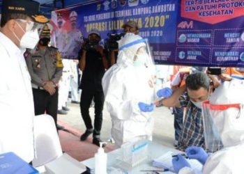  Menteri Perhubungan Budi Karya Sumadi memantau pelaksanaan rapid test antigen kepada calon penumpang bus di Terminal Kampung Rambutan, Rabu (23/12). (fornews.co/bkip kemenhub)