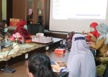 Tim Task Force Kemenkes saat melakukan evaluasi kasus COVID-19 di Kota Depok, Selasa (1/12). (fornews.co/bkpm kemenkes)