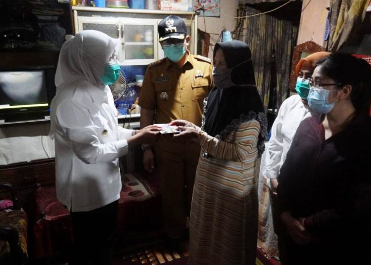 Wakil Wali Kota Palembang Fitrianti Agustinda saat menyerahkan bantuan kepada Rahma, ibu dari Aftaria yang menderita lumpuh, saat berkunjung ke rumahnya di Kelurahan Sialang, Kecamatan Sako, Senin (14/12). (fornews.co/bakohumas palembang)