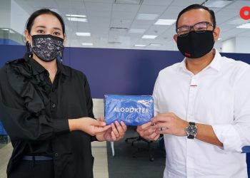 Country Sales and Marketing Head OYO Indonesia, Andreas Agung Hendrawan bersama Presiden Direktur Alodokter, Suci Arumsari, usai menandatangani kerja sama kedua pihak di bidang layanan kesehatan digital. (fornews.co/oyo indonesia)