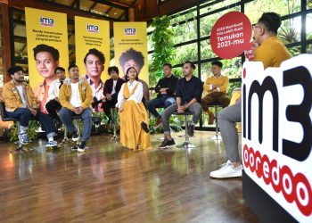 SVP - Head of Brand Management & Strategy Indosat Ooredoo Fahroni Arifin bersama 6 musisi yang mengisi kampanye terbaru IM3 Ooredoo "Temukan 2021-mu" pada konferensi pers secara virtual, Selasa (8/12). (fornews.co/im3 ooredoo)