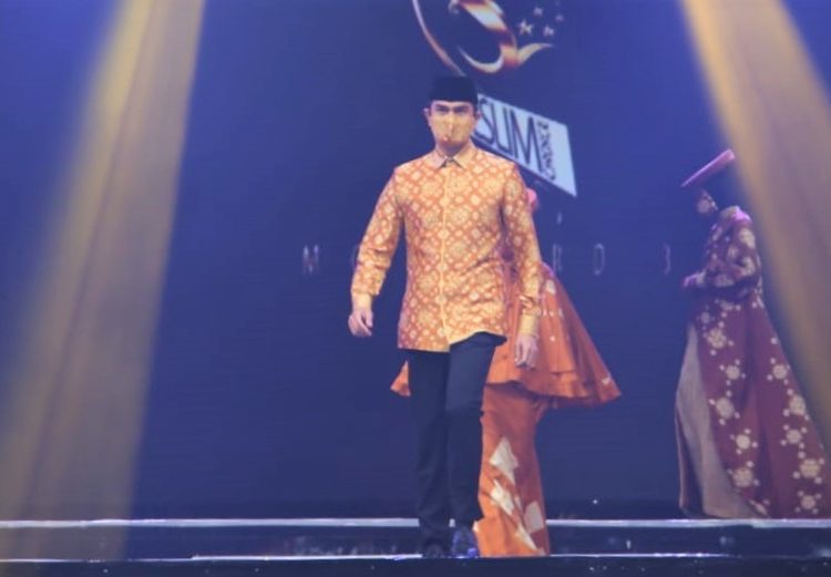 Artis dan model Shandy Syarief saat berada di panggung catwalk mengenakan kemeja panjang Gambo pada acara Moeslim Choice Award 2020 beberapa waktu lalu.(fornews.co/foto: humas pemkab muba)