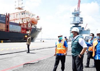 Gubernur Sumsel Herman Deru saat meninjau Pelabuhan Boom Baru, Selasa (29/12). (fornews.co/kominfo sumsel)