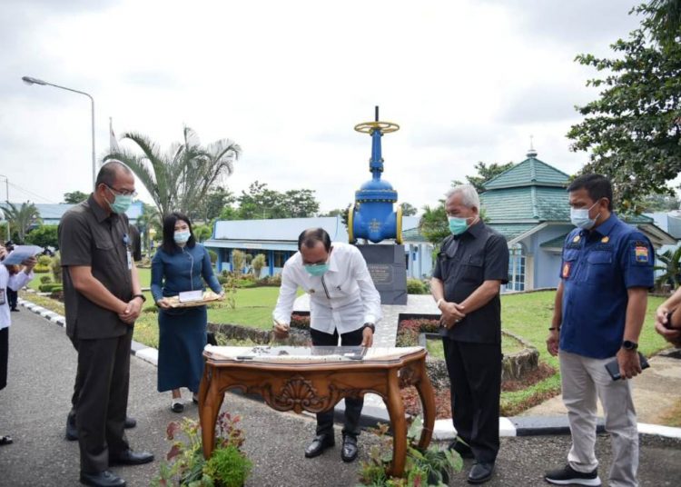 Wali Kota Palembang Harnojoyo menandatangani prasasti tugu Ex. Gate Valve di halaman kantor pusat PDAM Tirta Musi Palembang, Rabu (30/12). (fornews.co/bakohumas palembang)