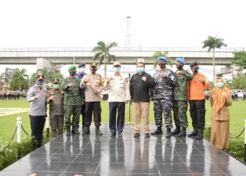 Wali Kota Palembang Harnojoyo dan unsur Forkopimda Palembang berfoto bersama usai Apel Gelar Pasukan Operasi Lilin Musi 2020, di halaman Mapolrestabes Palembang, Senin (21/12). (fornews.co/bakohumas palembang)