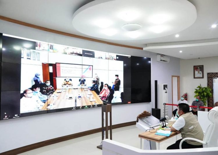 Gubernur Sumatra Selatan Herman Deru saat menerima LHP Kinerja dan Pemeriksaan Dengan Tujuan Tertentu (PDTT) Semester II Tahun 2020 yang diserahkan oleh BPK RI Perwakilan Sumsel secara virtual dari Sumsel Command Center, Rabu (30/12). (fornews.co/kominfo sumsel)