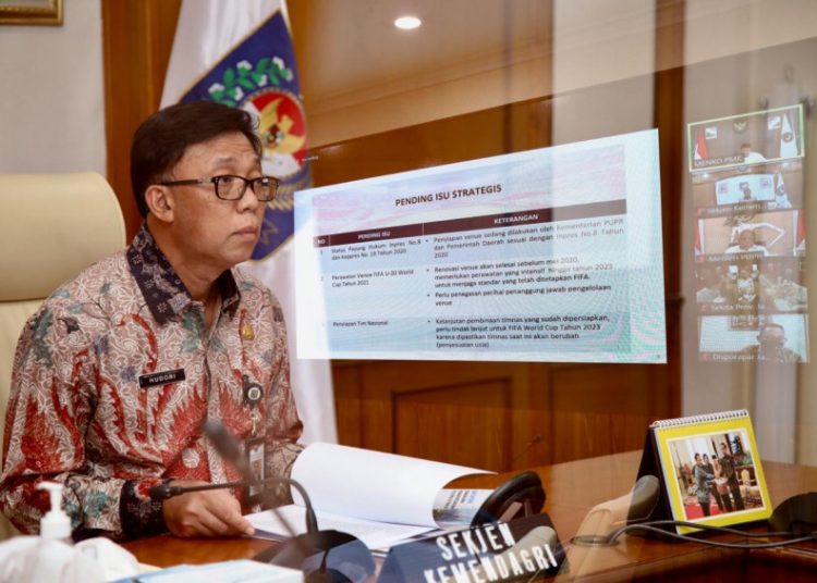 Sekjen Kemendagri Muhammad Hudori mengikuti Rakor Tingkat Menteri tentang Penundaan Penyelenggaraan Piala Dunia U20 2021 secara daring dari Ruang Rapat Sekjen, Jakarta, Senin (28/12). (fornews.co/humas kemendagri)