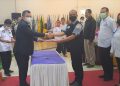 Ketua KONI Sumsel, Hendri Zainudin, menyerahkan surat keputusan keanggotaan kepada Ketua Pengprov IBA MMA Sumsel, Mansyur Muchtaridy, pada Raker KONI Sumsel di Hotel Swarnadwipa, Rabu (23/12). (fornews.co/ist)