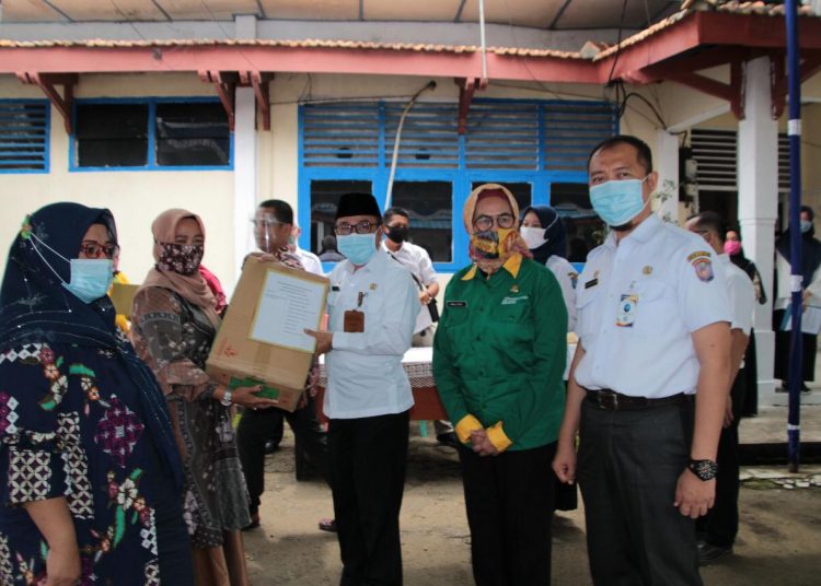 Penyaluran bantuan kepada kelompok usaha di Kabupaten OKI untuk membangkitkan roda perekonomian masyarakat yang sempat terpuruk akibat pandemi COVID-19. (IST)