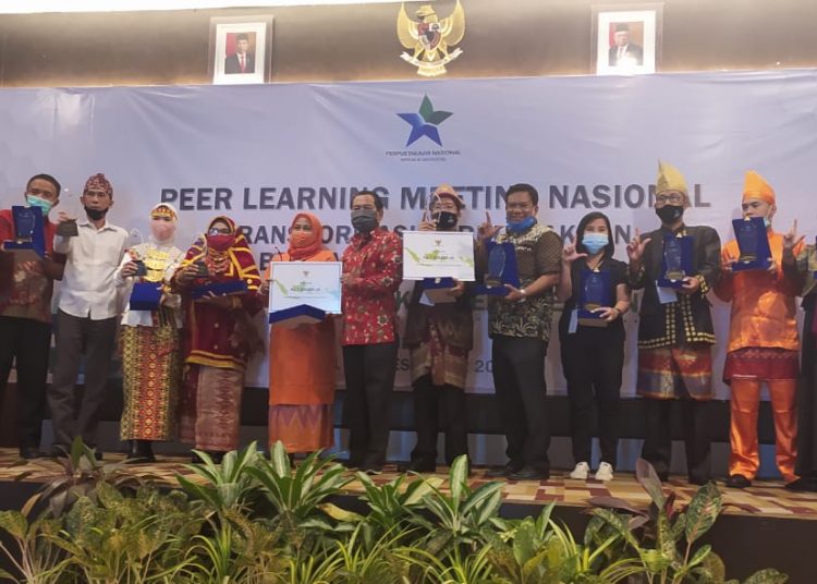 Kepala Perpustakaan Nasional Republik Indonesia Muhamad Syarif Bando memberikan penghargaan di akhir acara Peer Learning Meeting (PLM) diikuti 32 Dinas Perpustakaan Provinsi, Kota dan Kabupaten, Kamis (3/12). (fornews.co/humas pemkab muba)