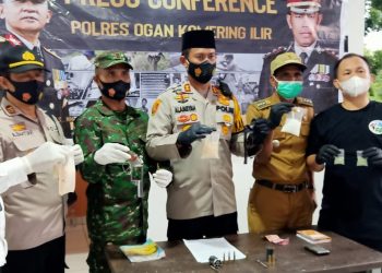 Kapolres OKI saat menunjukkan barang bukti yang berhasil diamankan dari pelaku saat konferensi pers di RSUD Kayuagung, Senin (21/12). (IST)