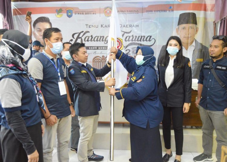 Penyerahan bendera kepada Ketua Karang Taruna Kabupaten OKI terpilih, Maulidini pada TKD Karang Taruna Kabupaten OKI, Sabtu (26/12). (IST)