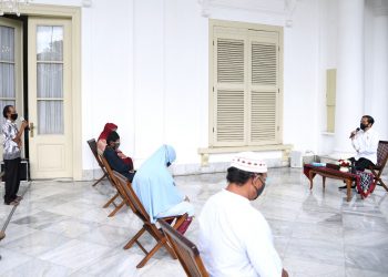 Presiden Joko Widodo berdialog dengan penerima Bantuan Modal Kerja (BMK) di Istana Kepresidenan Bogor, Jawa Barat, Jumat (18/12). (fornews.co/bpmi setpres/lukas)