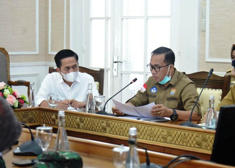 Kepala Dinas Pendidikan Kota Palembang Ahmad Zulinto menjelaskan kesiapan sekolah melakukan KBM Tatap Muka saat rapat bersama Wali Kota Palembang Harnojoyo, Selasa (22/12). (fornews.co/bakohumas palembang)