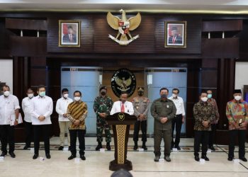 Menko Polhukam Mahfud MD didampingi sejumlah pejabat memberikan keterangan pers tentang pelarangan FPI, di Kantor Kemenko Polhukam, Jakarta, Rabu (30/12). (fornews.co/humas kemenko polhukam)