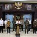 Menko Polhukam Mahfud MD didampingi sejumlah pejabat memberikan keterangan pers tentang pelarangan FPI, di Kantor Kemenko Polhukam, Jakarta, Rabu (30/12). (fornews.co/humas kemenko polhukam)