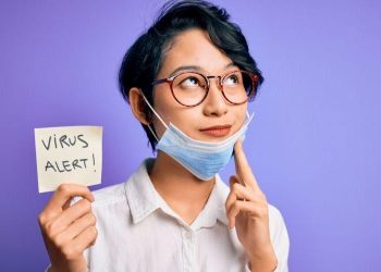 Jangan menurunkan masker yang akan dipakai kembali ke dagu walaupun sebentar karena berpotensi terpapar virus yang ada di area yang tidak tercover masker. (fornews.co/sehatq)