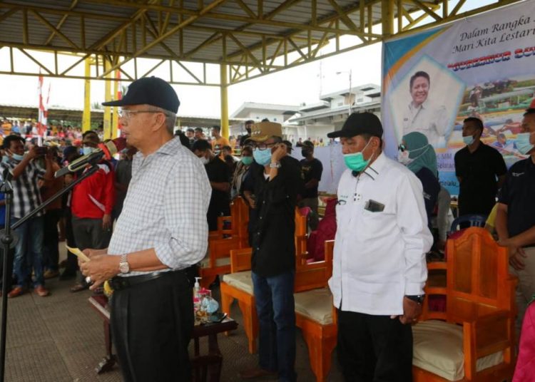 Wakil Gubernur Sumsel Mawardi Yahya memberikan sambutan saat membuka Lomba Bidar Mini Gubernur Cup 2020 di Dermaga Sungai Pemulutan, Kabupaten Ogan Ilir, Sabtu (26/12). (fornews.co/kominfo sumsel)