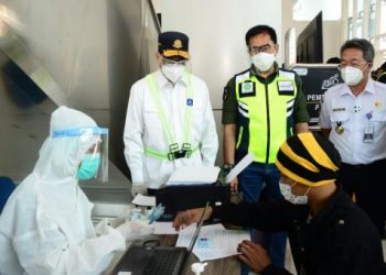 Menhub Budi Karya Sumadi memantau langsung pelaksanaan rapid test antigen bagi calon penumpang di Bandara Internasional Soekarno-Hatta, Cengkareng, Tangerang, Banten, Sabtu (26/12). (fornews.co/bkip kemenhub)