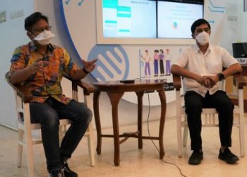 Menteri Kesehatan Budi Gunadi Sadikin bersama Wakil Menteri Kesehatan Dante Saksono Harbuwono memberikan keterangan usai mengunjugi RSCM guna memastikan kesiapan RSCM dalam menghadapi potensi lonjakan kasus COVID-19, Jumat (25/12). (fornews.co/bkpm kemenkes)