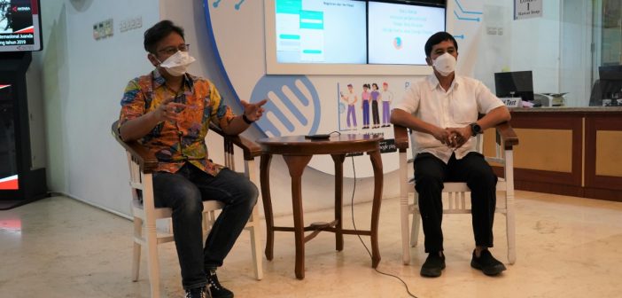 Menteri Kesehatan Budi Gunadi Sadikin bersama Wakil Menteri Kesehatan Dante Saksono Harbuwono memberikan keterangan usai mengunjugi RSCM guna memastikan kesiapan RSCM dalam menghadapi potensi lonjakan kasus COVID-19, Jumat (25/12). (fornews.co/bkpm kemenkes)
