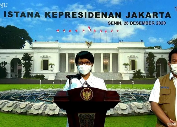 Menlu Retno LP Marsudi didampingi Juru Bicara Satgas Penanganan COVID-19 Prof. Wiku Adisasmito menerangkan larangan sementara bagi WNA mengunjungi Indonesia 1-14 Januari 2021 di Kantor Presiden, Jakarta, Senin (28/12). (fornews.co/bpmi setpres)