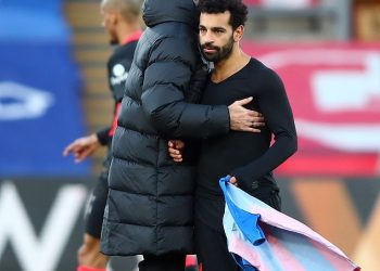 Pelatih Liverpool, Jurgen Klopp dan sang mega bintang, Mohamad Salah, berpelukan usai bertanding beberapa waktu lalu. Mo Salah sendiri mulai di rumorkan akan berlabuh ke klub Spanyol. (fornews.co/ist/dailymail.co.uk) 