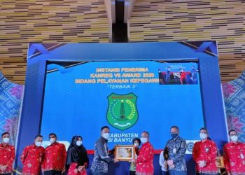 Kepala Kantor Regional VII BKN Palembang Margi Prayitno menyerahkan penghargaan kepada Kepala Badan Kepegawaian dan Pengembangan Sumber Daya Manusia (BKPSDM) Muba Sunaryo pada acara Rapat Koordinasi Penyelesaian Penetapan NIP CPNS Formasi Tahun 2019 di Lampung, Kamis (10/12). (fornews.co/humas pemkab muba)